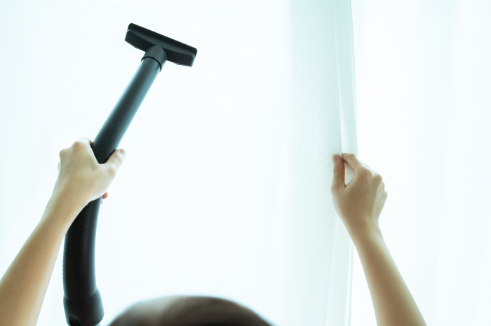 Eine Gardine wird gereinigt. Das ist unsere Textil Service Zürich Angebote